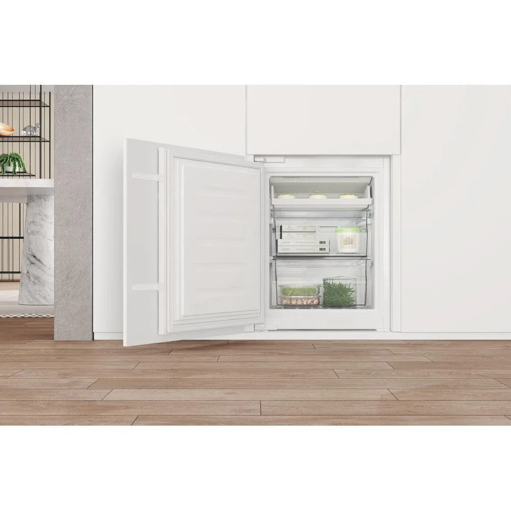 Whirlpool 70/30 250L Built-In Fridge Freezer - White | WHC18T332PUK